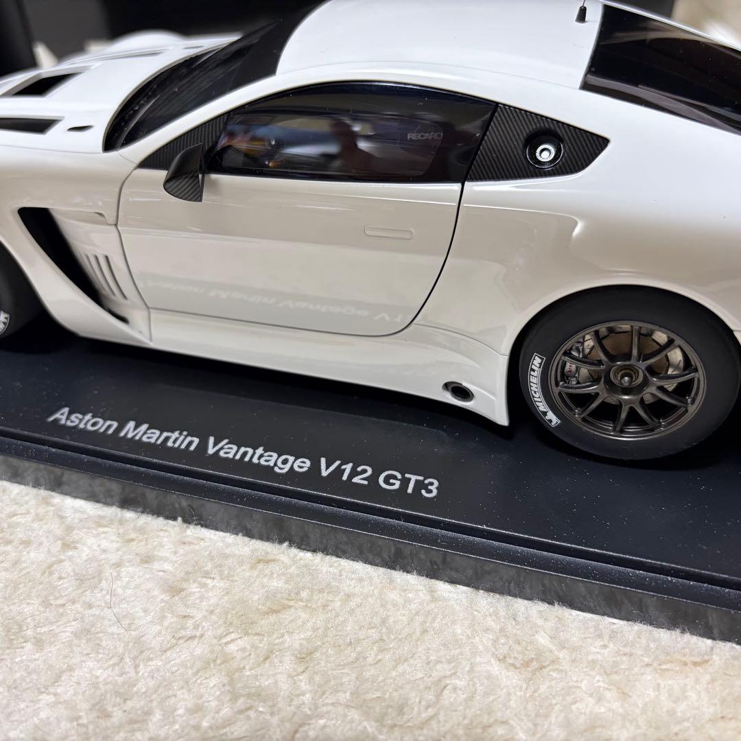 AUTOart Aston Martin Vantage ミニカー1:18