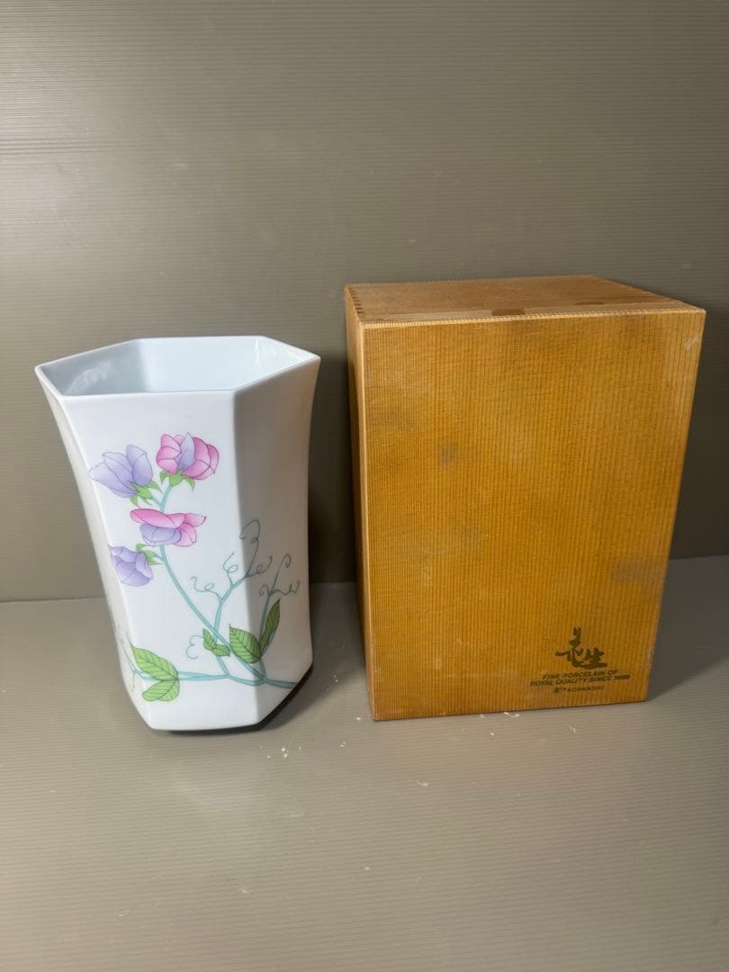 2564  香蘭社　薔薇　六角花瓶　未使用