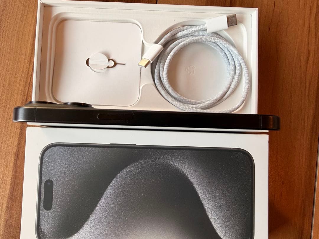 白ネコ　美品⭐︎iPhone15Pro 256GB ブラックチタニウム