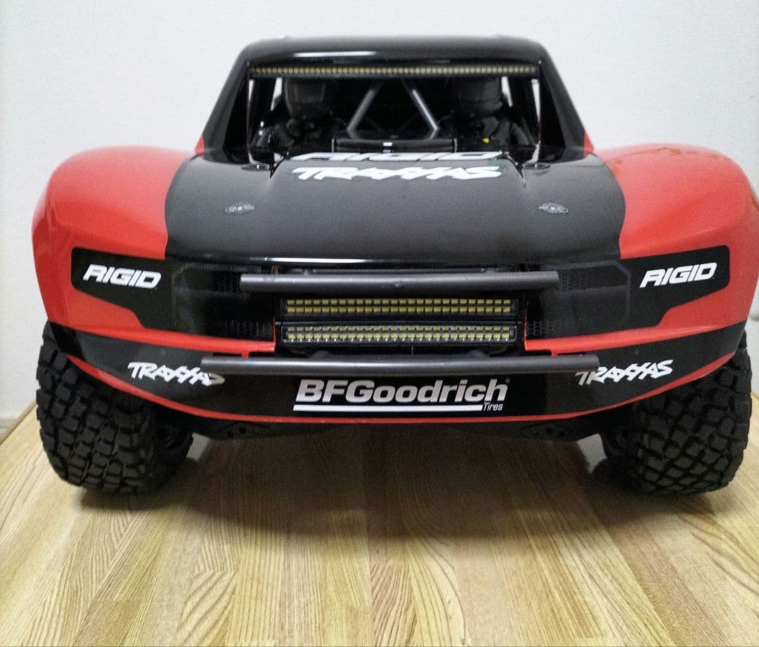 TRAXXAS UDR 1/8スケール　未使用