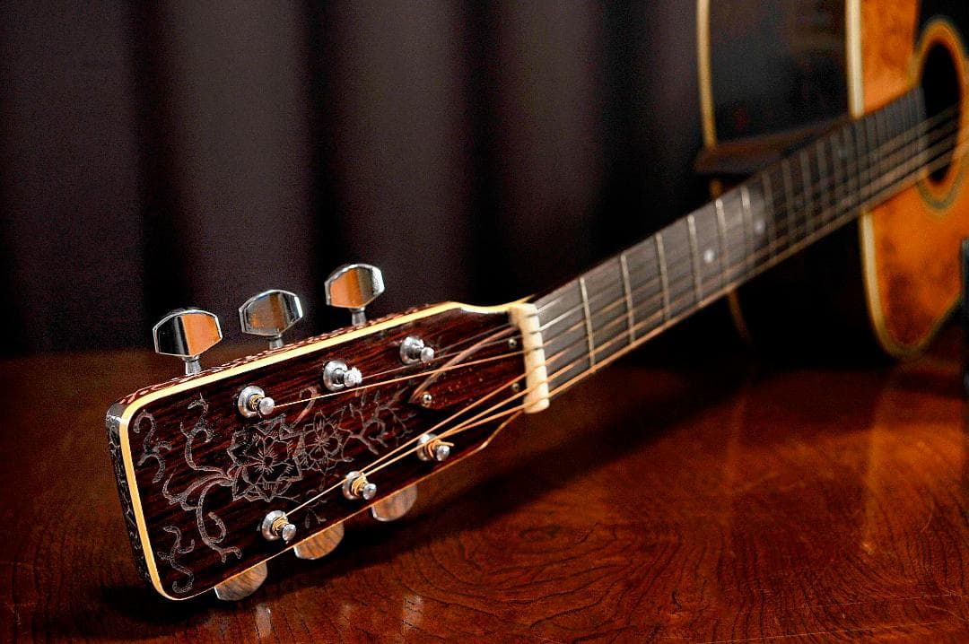 ★華やかな場面の演出で盛り立てるオブジェへの創造♪【彫刻装飾ギター】♪