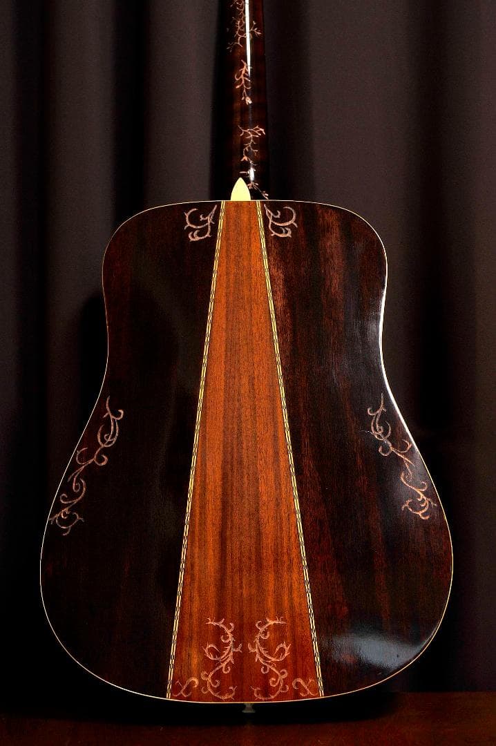 ★華やかな場面の演出で盛り立てるオブジェへの創造♪【彫刻装飾ギター】♪