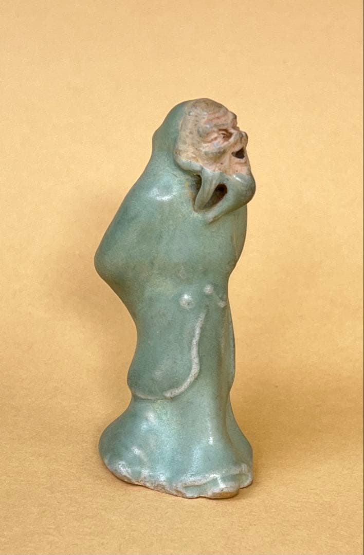 高士像　青緑色 陶器製 笑顔の老人像 高さ約8㎝