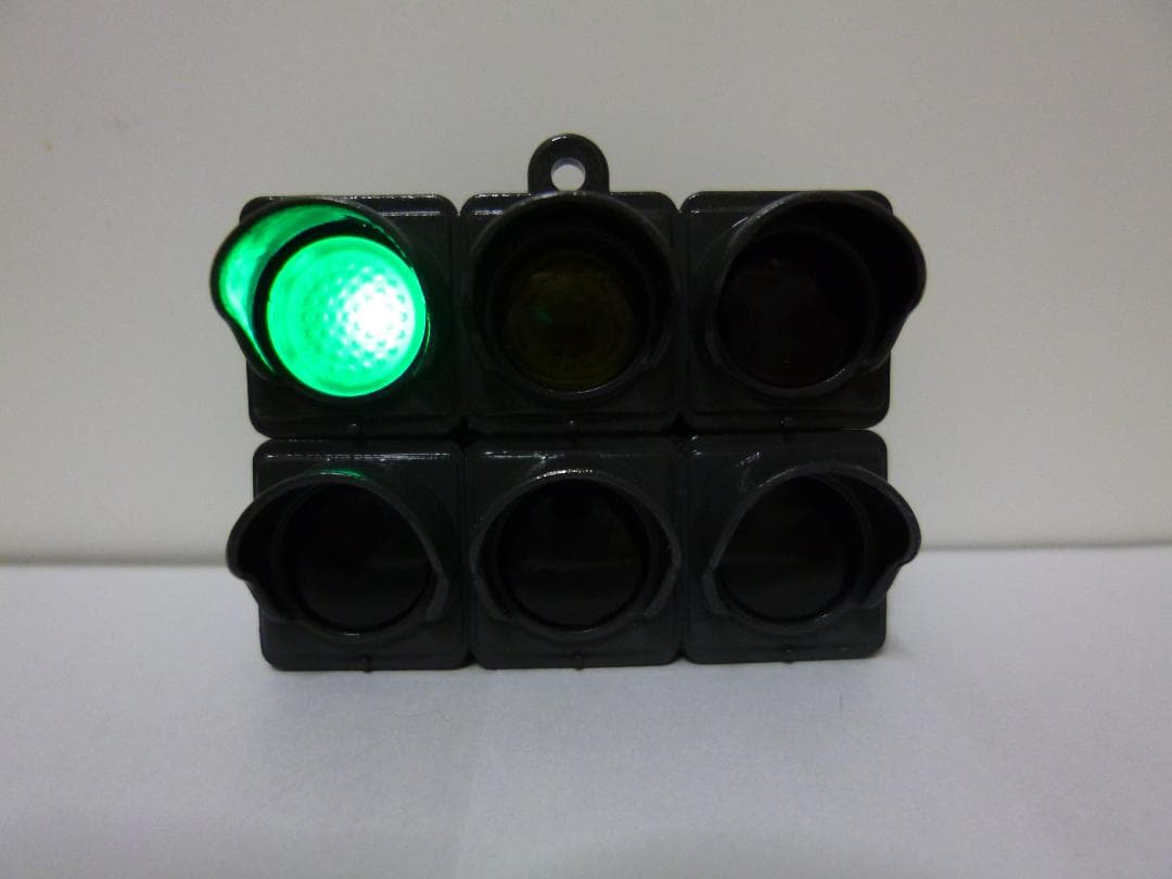 【オッチー】本物志向改造　信号機ガチャ（青色矢印３灯　ブラックグレー）