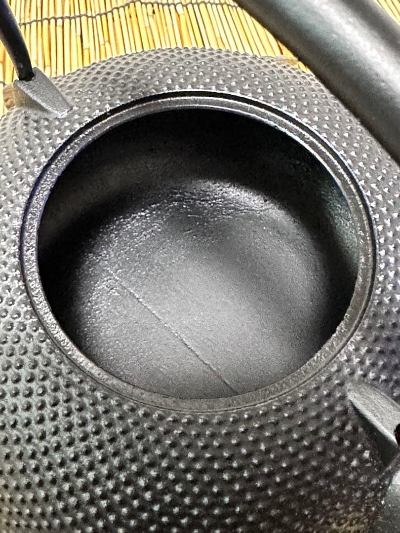 新品、供箱付　南部盛榮堂OIGEN造　１６型アラレ　ＩＨ対応品　南部鉄瓶　鉄瓶