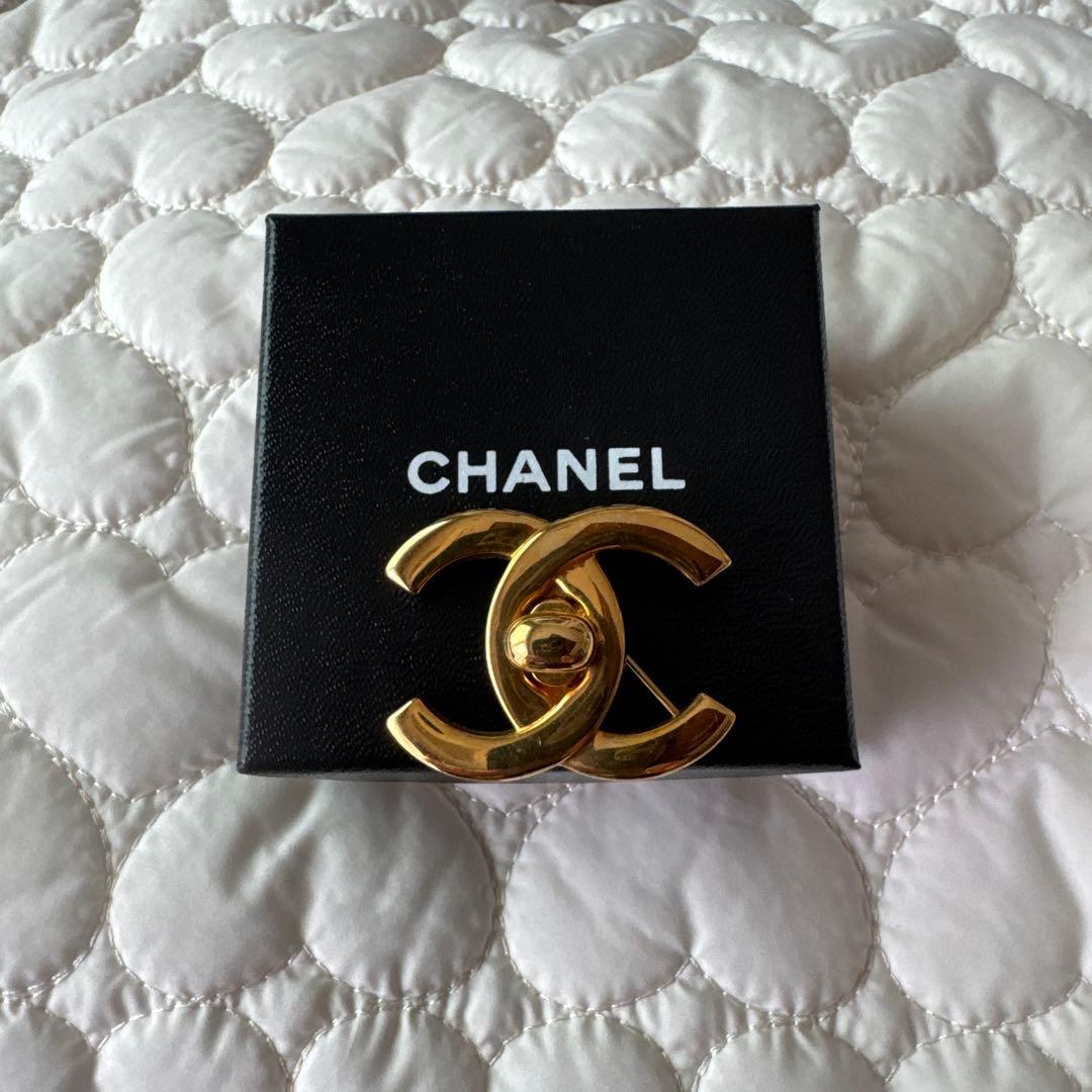 ♡ Kuu ♡CHANELヴィンテージ　ターンロック　ブローチ・ゴールド
