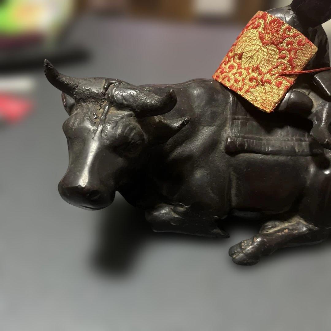 金属製 牛と子供の彫刻