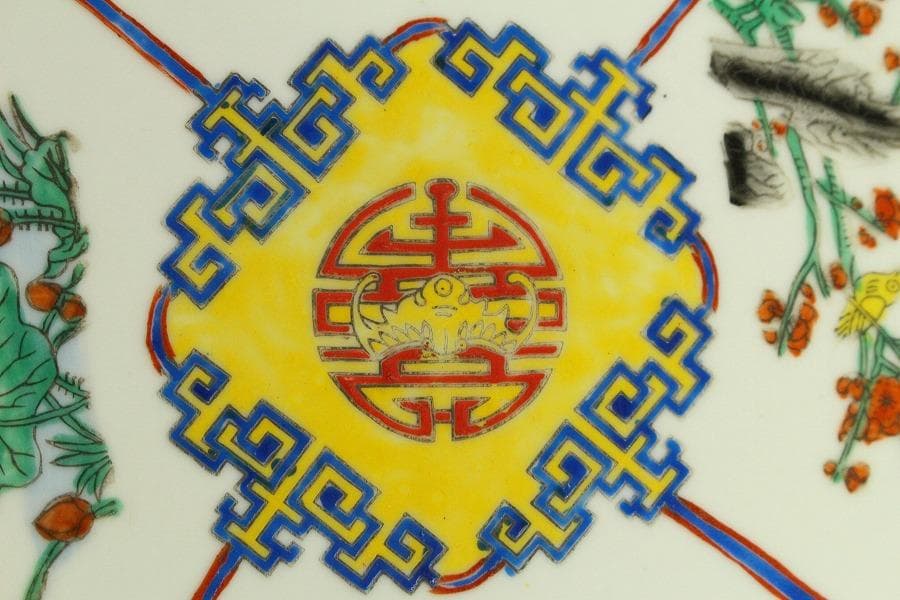 中国美術 色絵 草花紋 盤 φ21.5cm 乾隆年製(LC261)