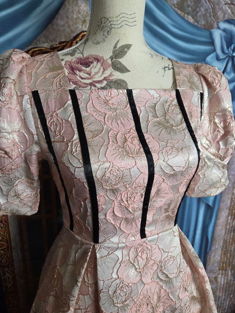 M 【新品インポートセレクト】金糸混ジャガード薔薇のクラシックドレス