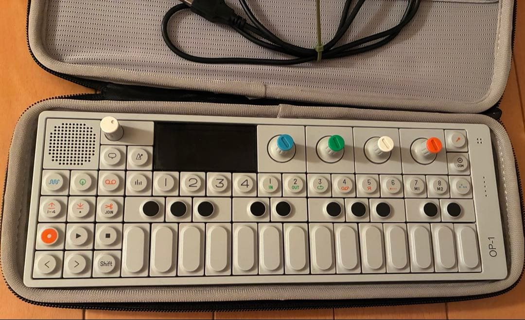 Teenage Engineering OP-1 シンセサイザー