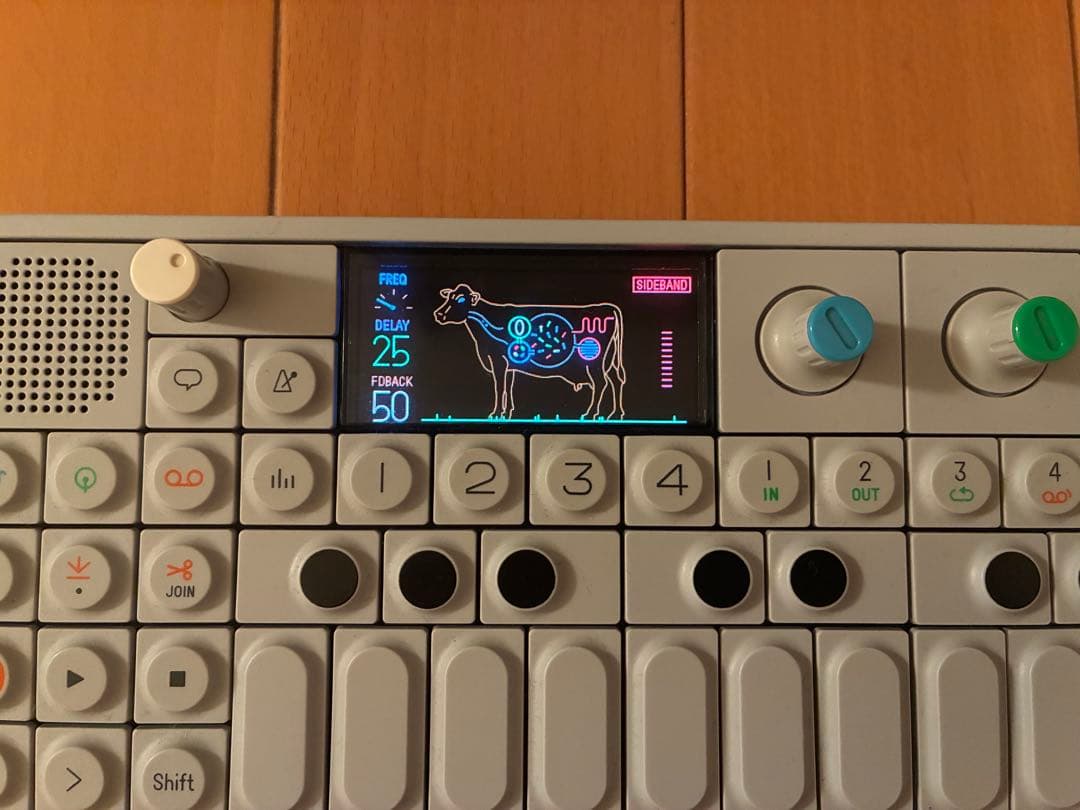Teenage Engineering OP-1 シンセサイザー