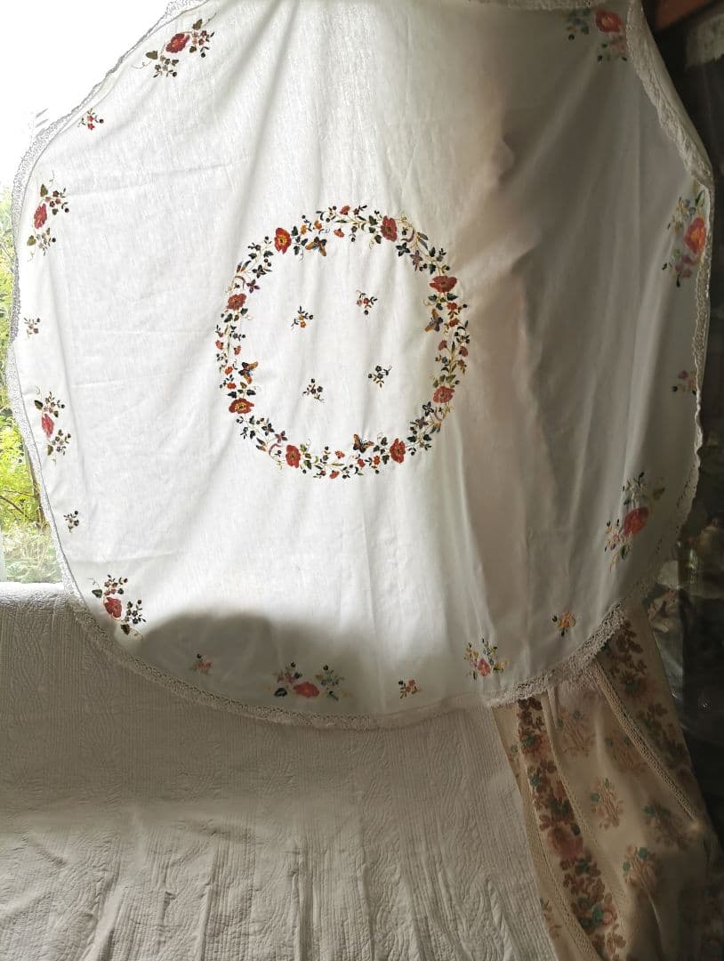 アンティーク花々と蝶の色糸エンブロイダリー ラウンドドイリー クロシェレース装飾