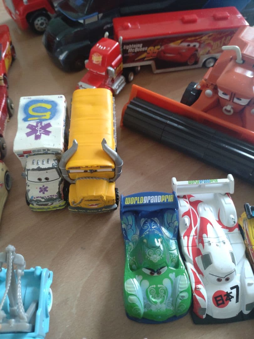 カーズ　トミカ　図鑑　まとめ売り　70台以上　レア、廃盤あり