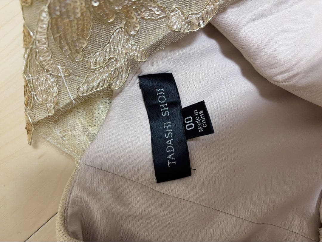 タダシショージ　金色の刺繍付き