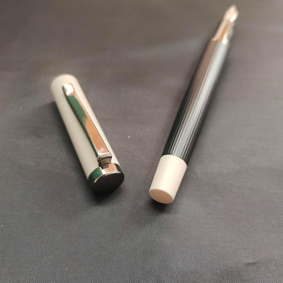 @エレガントな万年筆 黒と白のストライプ 1