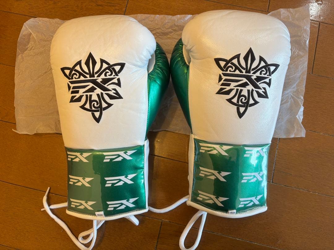 ボクシング グローブ 緑と白 トライバルデザイン 10oz 入手困難 超希少