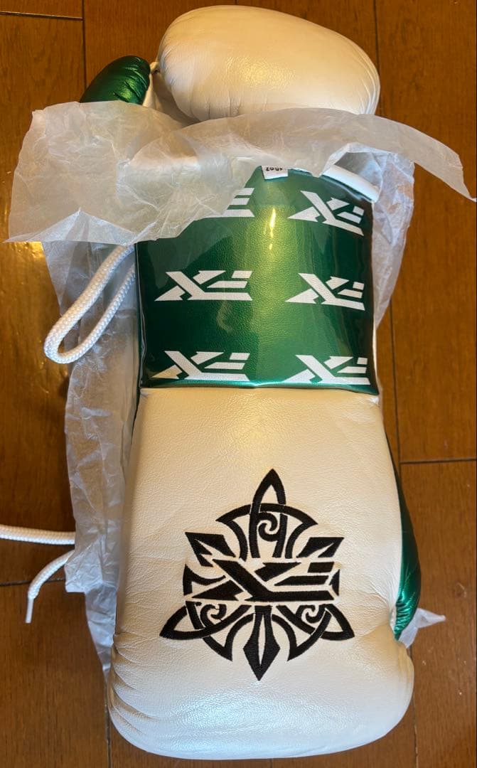 ボクシング グローブ 緑と白 トライバルデザイン 10oz 入手困難 超希少