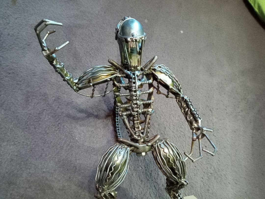 メタルアート　エイリアン　廃材アート