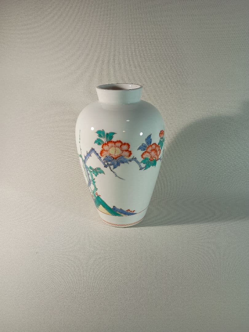 １４代酒井田柿右衛門作 七寸岩牡丹紋 花瓶