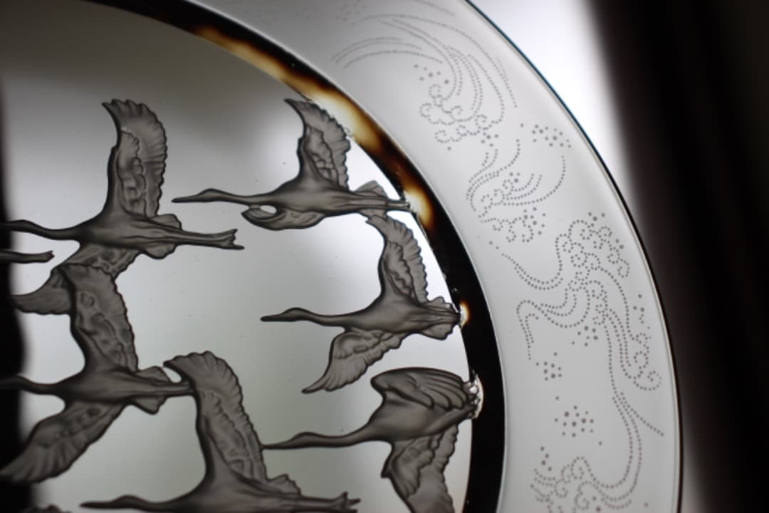 未使用・箱入　HOYAクリスタル　飛鶴金縁波紋様大皿　飾皿