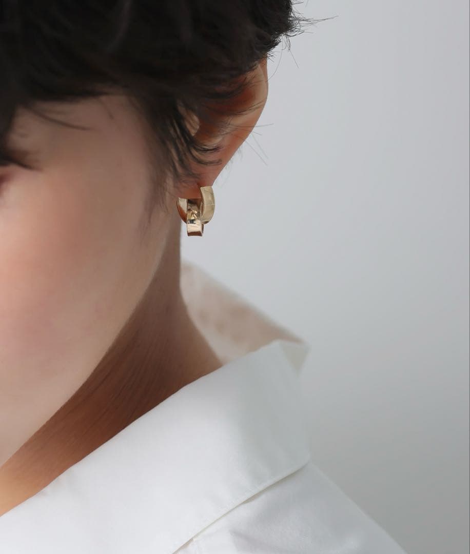 Lilas ワイドラインクロスフープピアス K10（両耳）