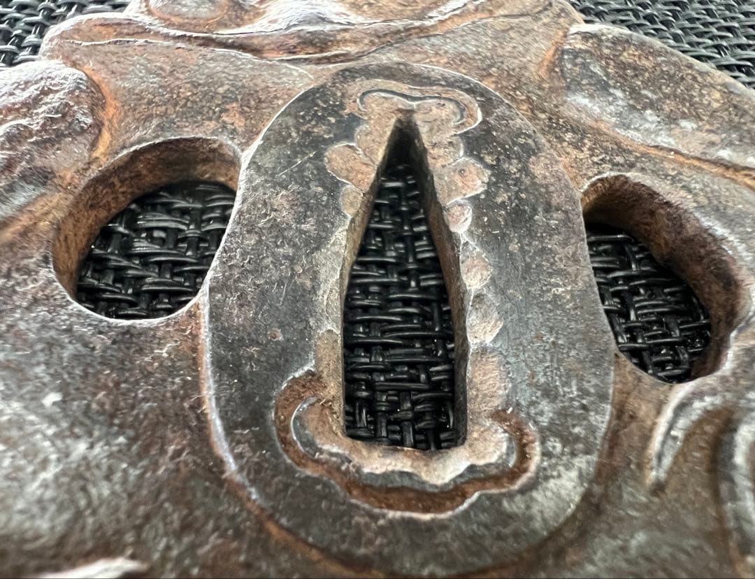 刀装具 刀鍔 蛙文様 鉃地 年代物 無銘 箱付き アンティーク