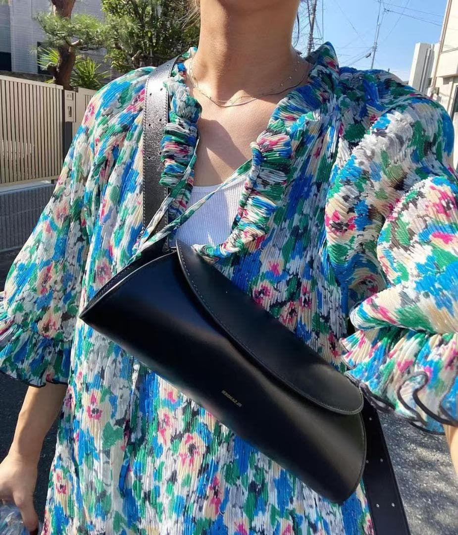 美品✨ブラックレザーショルダーバッグ