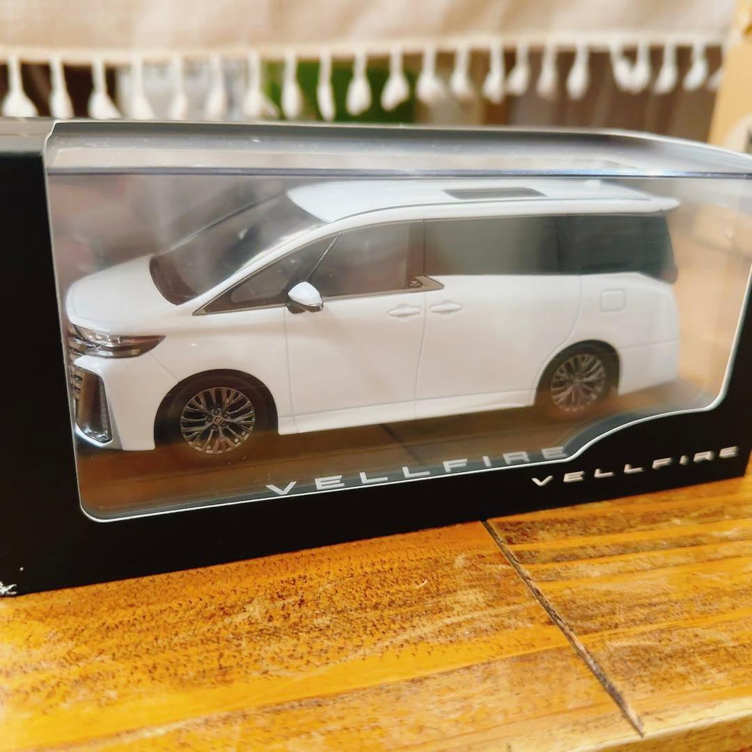 トヨタ　ベルファイア　ホワイト　ミニカー
