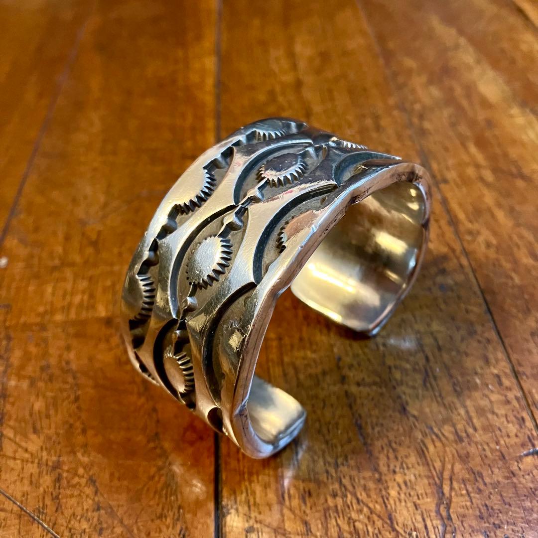 インディアンジュエリー ナバホ族 エマーソン ビル作 スタンプワーク バングル