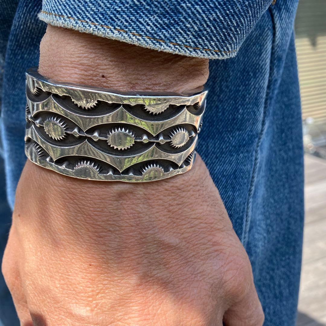 インディアンジュエリー ナバホ族 エマーソン ビル作 スタンプワーク バングル