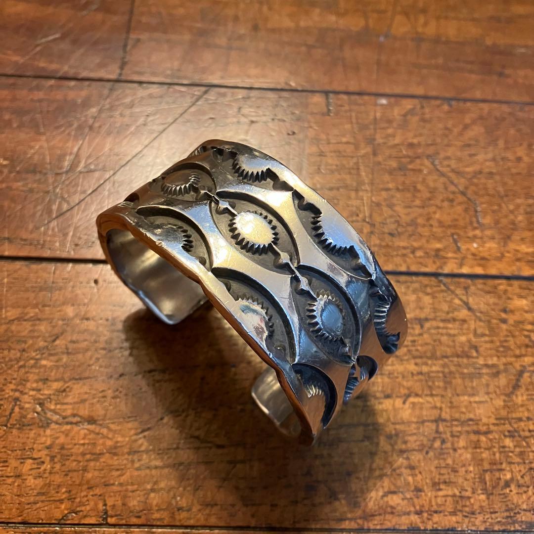 インディアンジュエリー ナバホ族 エマーソン ビル作 スタンプワーク バングル