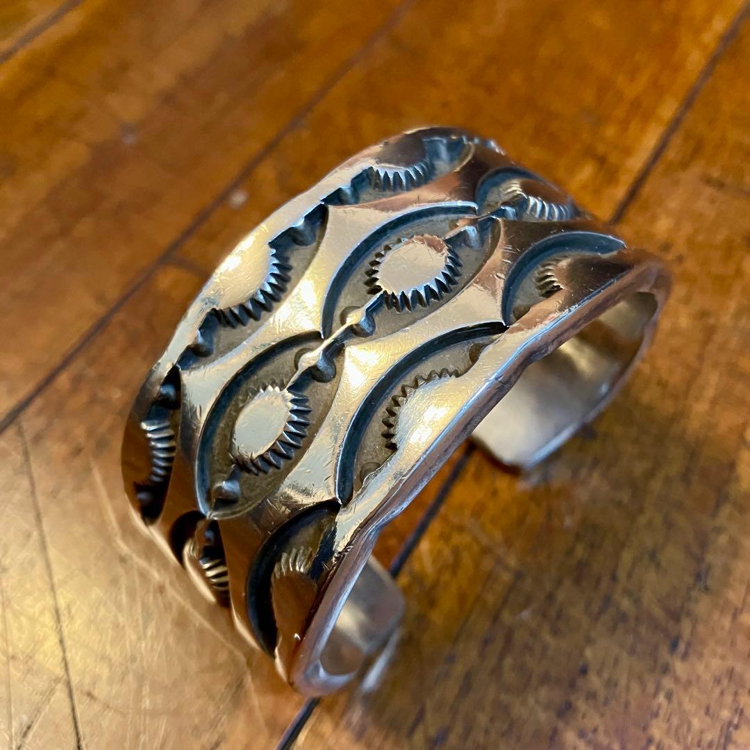 インディアンジュエリー ナバホ族 エマーソン ビル作 スタンプワーク バングル