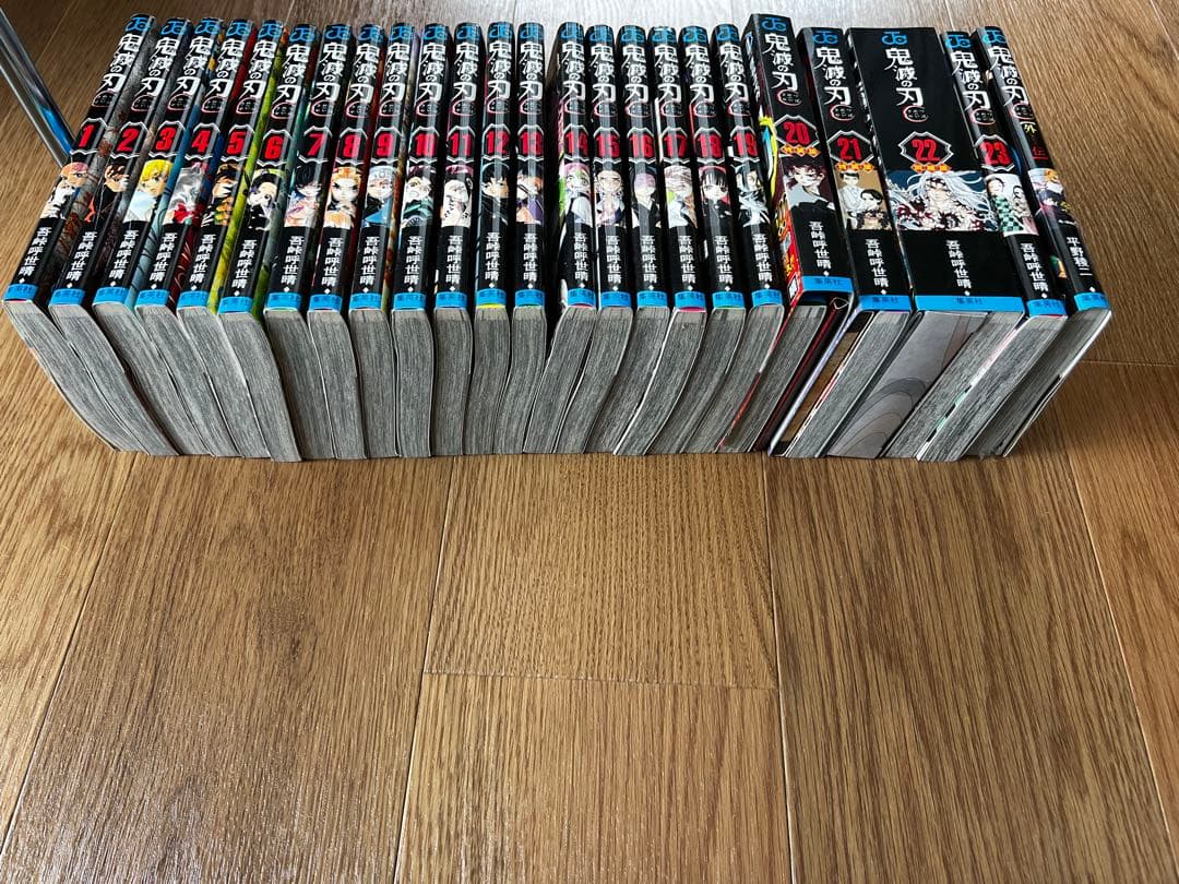 鬼滅の刃 1～23+外伝＋特装版特典(ポストカード、シール、缶バッジ)
