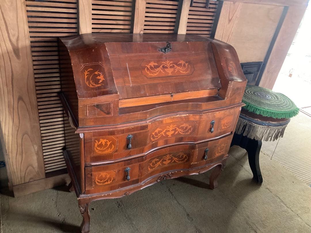 ライティングビューロー　イタリア　アンティーク 猫足　鍵付き