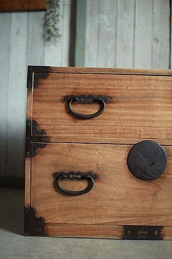 味のある丸金具時代箪笥　扉付き　刀箪笥　タンス　収納　古家具　古民家　時代家具