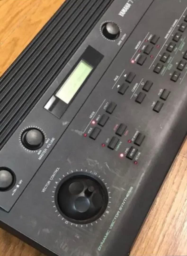 YAMAHA TG33 シンセサイザー