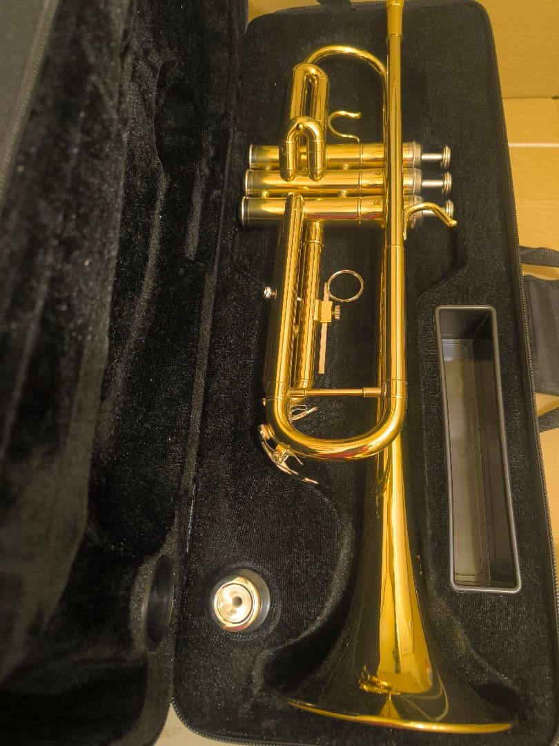 金色トランペット本体 70マウスピース付き、未使用品