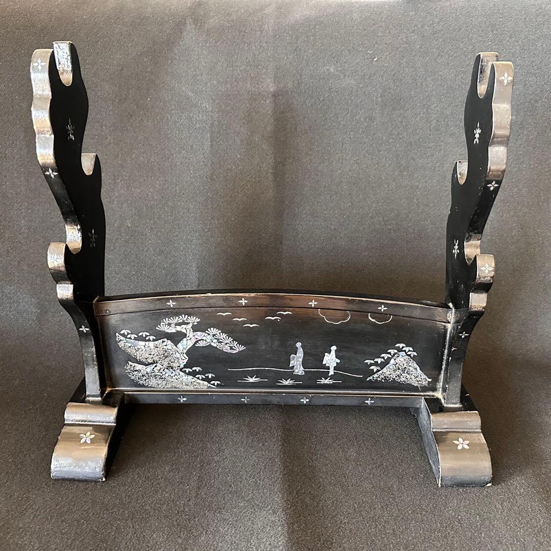 時代物 黒漆塗 螺鈿細工山水人物図 刀掛け 3本掛 高さ約42cm 螺鈿細工