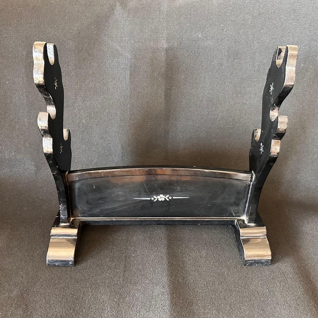 時代物 黒漆塗 螺鈿細工山水人物図 刀掛け 3本掛 高さ約42cm 螺鈿細工