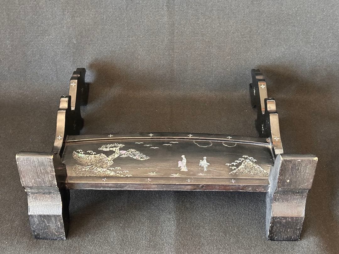 時代物 黒漆塗 螺鈿細工山水人物図 刀掛け 3本掛 高さ約42cm 螺鈿細工