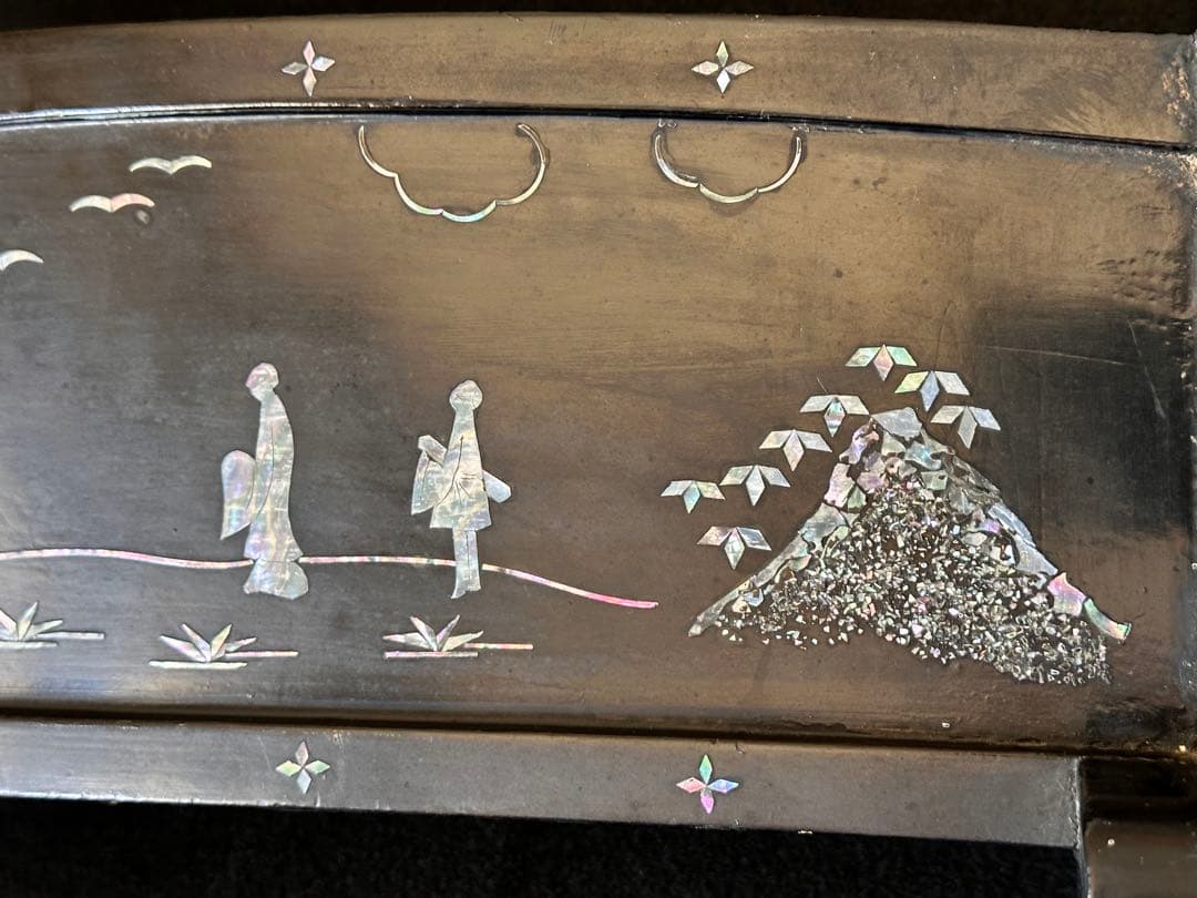 時代物 黒漆塗 螺鈿細工山水人物図 刀掛け 3本掛 高さ約42cm 螺鈿細工