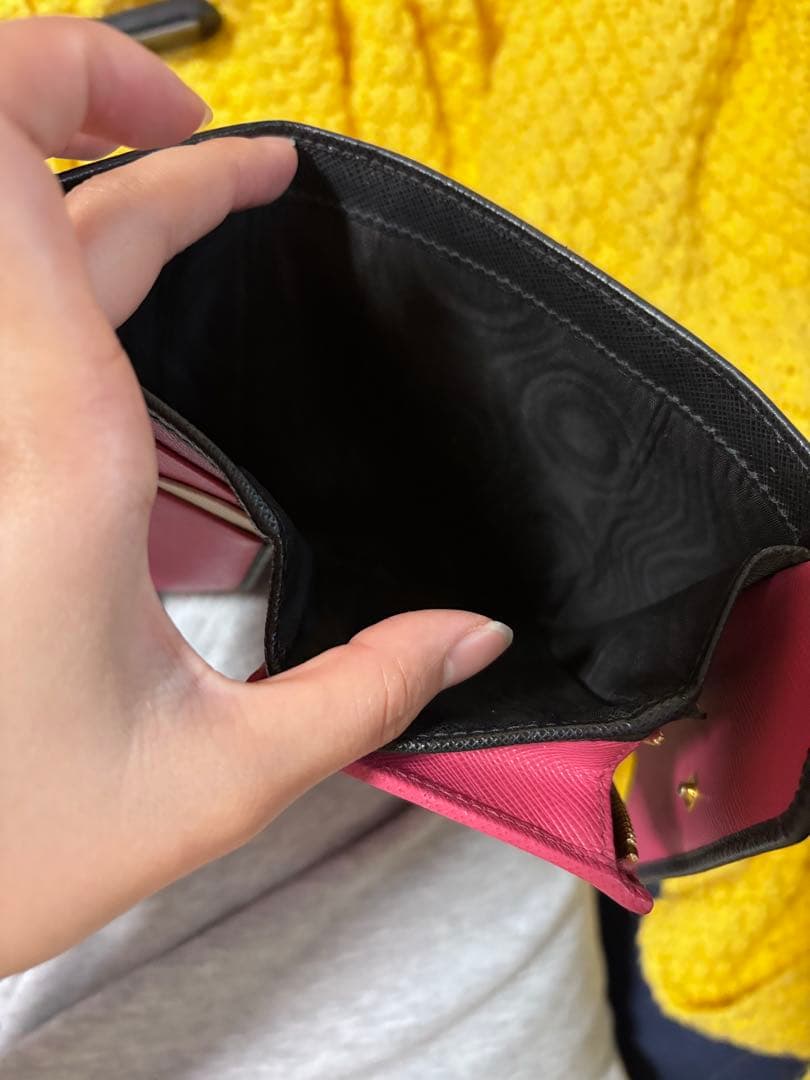 PRADA 財布 黒 レザー　中ピンク