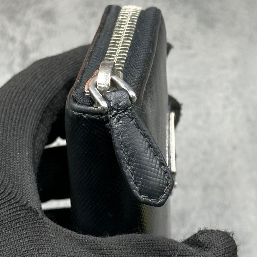 プラダ 三角タグ コンパクト ラウンドジップ ケース サフィアーノレザー