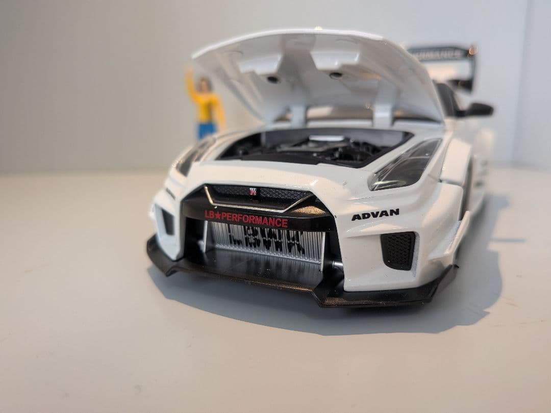 ​LBWK 1/24 R35 GT-R ミニカー フィギュア付 点灯 音 白