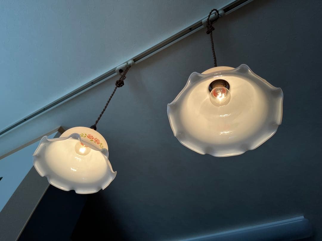 2つセットイマンマニーローズ　フリルミルクガラス　シェードランプ　Many 薔薇