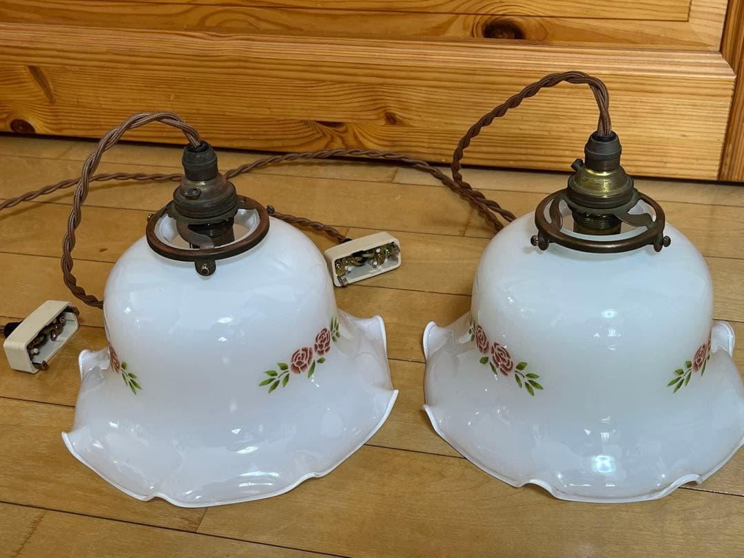 2つセットイマンマニーローズ　フリルミルクガラス　シェードランプ　Many 薔薇