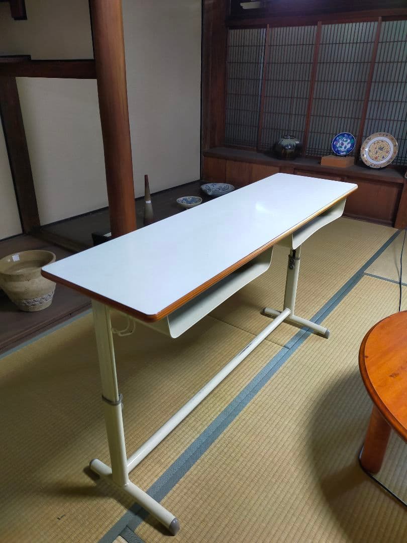 高さ調整可能テーブル幅約35✕長さ120センチ。丈夫で、ぐらつきありません。