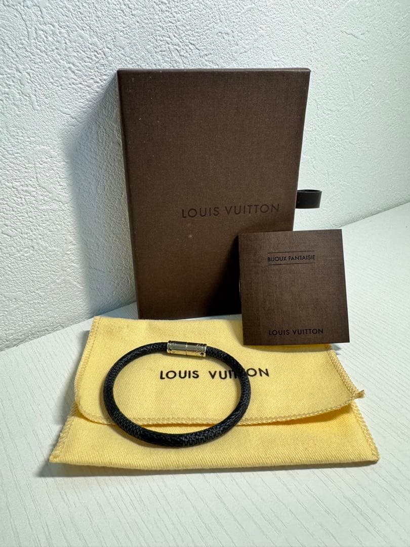 LOUIS VUITTON ブラックレザーブレスレット