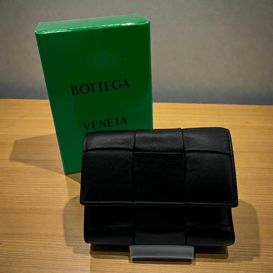 こんけー　BOTTEGA VENETA　黒　カセット レザー三つ折り財布