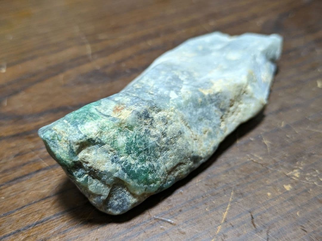 糸魚川翡翠　金山谷　三色